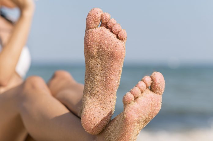 Andar descalço, dispensar as meias e não secar bem entre os dedos são os principais descuidos.. Foto: Divulgação