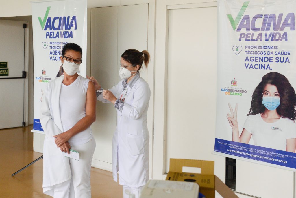 A técnica de enfermagem Alice Santana de Souza, 60 anos, que trabalha no Hospital de Urgência (HU) de São Bernardo recebeu a segunda dose da vacina nesta quinta-feira. Foto: Omar Matsumoto/PMSBC