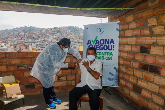Francisco Ferreira de Oliveira, de 88 anos, morador da Vila São Pedro também recebeu a vacina nesta quinta. Foto: Omar Matsumoto/PMSBC