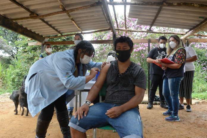 Elson da Silva, da aldeia Guyrapa-ju sendo vacinado. Foto: Omar Matsumoto/PMSBC