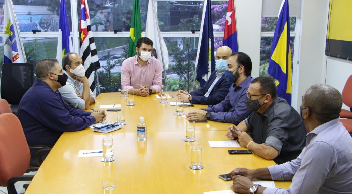 Consórcio ABC pretende ampliar aproximação com Legislativo Na reunião, estiveram presentes os presidentes das câmaras municipais de Santo André, Pedrinho Botaro; de São Bernardo do Campo, Estevão Camolesi; de Diadema, Josa Queiroz; de Ribeirão Pires, Guto Volpi e de Rio Grande da Serra, Charles Fumagalli, que foram recebidos pelo secretário-executivo do Consórcio ABC, Acácio Miranda, e pelo diretor Administrativo e Financeiro da entidade regional, Carlos Eduardo da Silva, o Carlinhos. Foto: Divulgação/Consórcio ABC