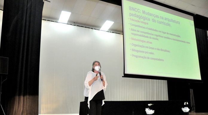 Prefeitura assina protocolo com instituição especializada em ensino híbrido Parceria inclui troca de conhecimento, realização de estudos e avaliação diagnóstica do nível de aprendizagem. Foto: Angelo Baima/PSA