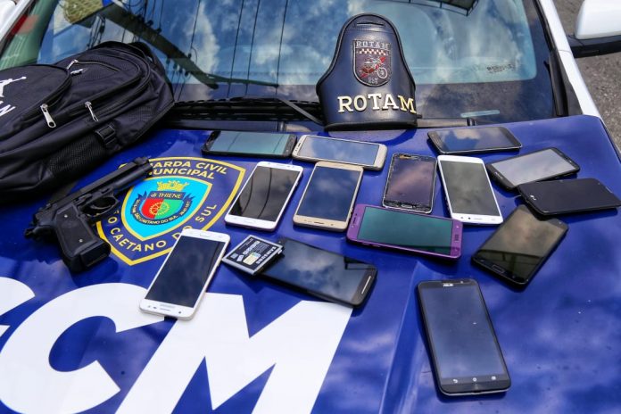 Os assaltantes portavam 14 celulares e um simulacro de arma de fogo. Foto: Ricardo Quiles / GCM / PMSCS