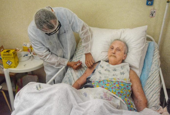 Dona Clarice de 86 anos recebeu a vacina em casa. Foto: Angelo Baima/PSA