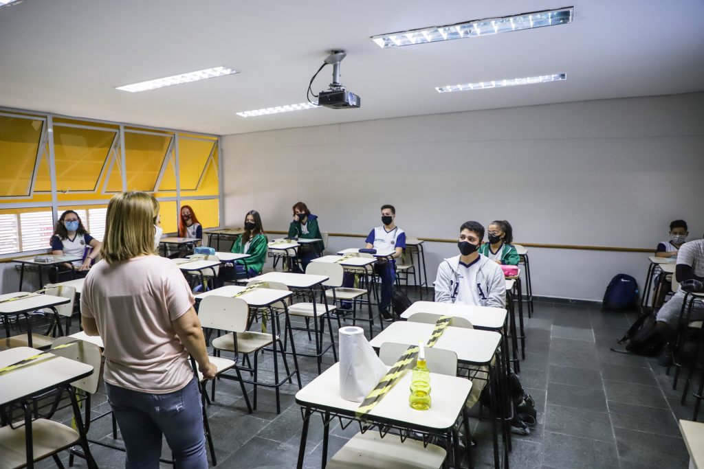 Alunos na sala de aula da Escola EMEF Oscar Niemeyer. Foto: Letícia Teixeira/PMSCS