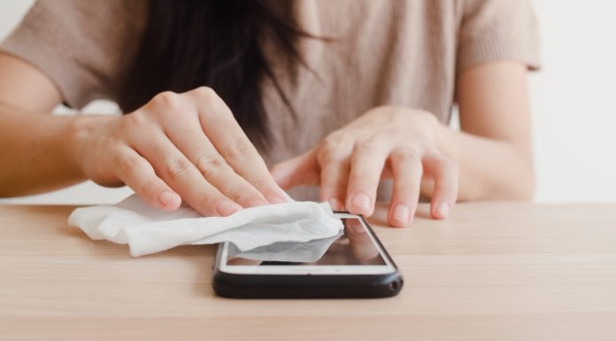 Álcool em gel pode danificar seu celular Limpeza do objeto é recomendada durante a pandemia, porém, alguns cuidados são necessários ao fazer a desinfecção. Foto: Divulgação