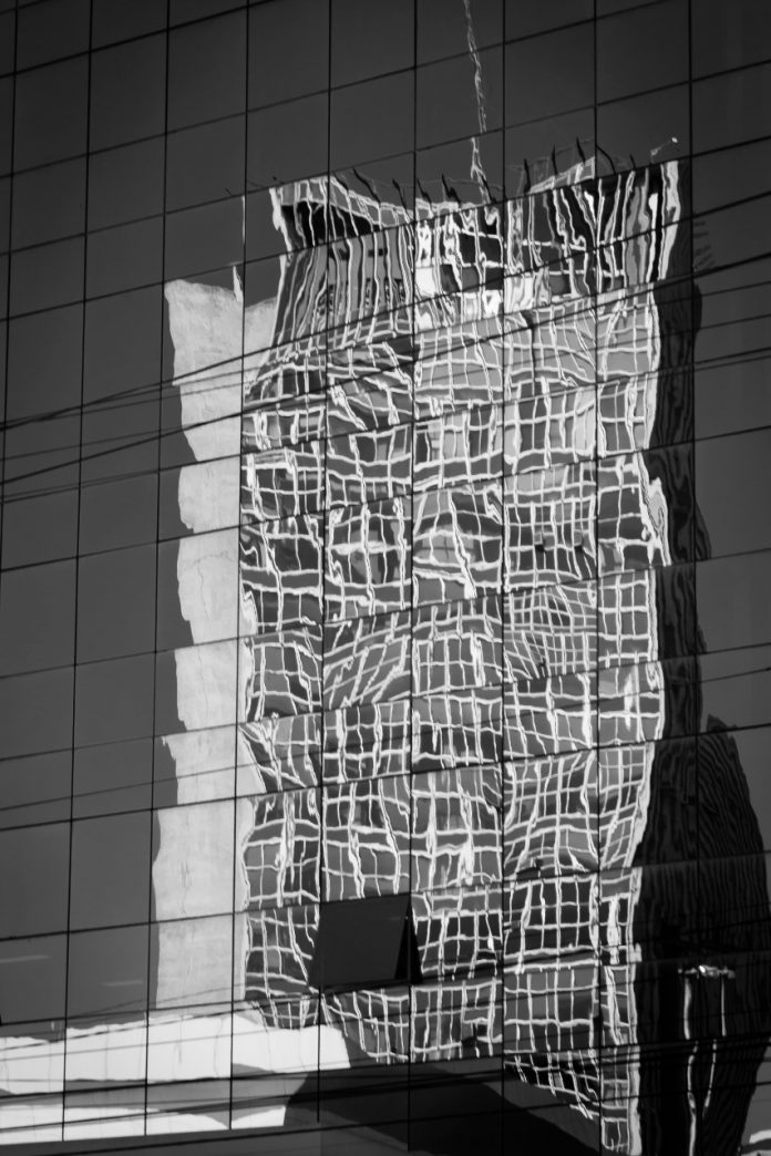 Obra Paço sob a ótica cubista (monocromática) da artista Rosana Rossi. Foto: Omar Matsumoto/PMSBC