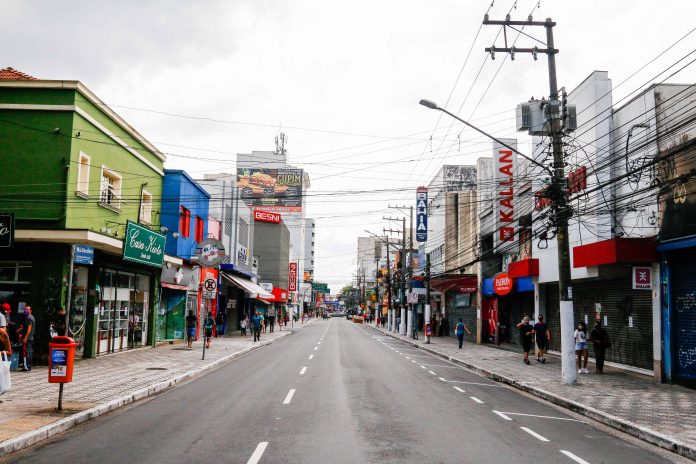 Rua Marechal Deodoro é uma das principais do comércio na cidade. Foto: Gabriel Inamine/PMSBC