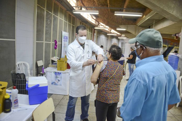 Vacina e arrecadação de alimentos no Poliesportivo Rudge Ramos. Foto: Ricardo Cassin/PMSBC