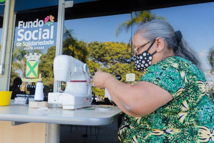 Iniciativa do Fundo Social de Solidariedade convoca costureiras para produção de máscaras. Foto: Alex Cavanha/PSA