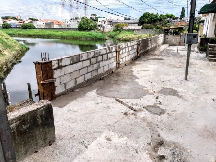 Semasa construiu um muro de contenção em trecho do equipamento que fica ao lado de residências. Foto: Divulgação/Semasa
