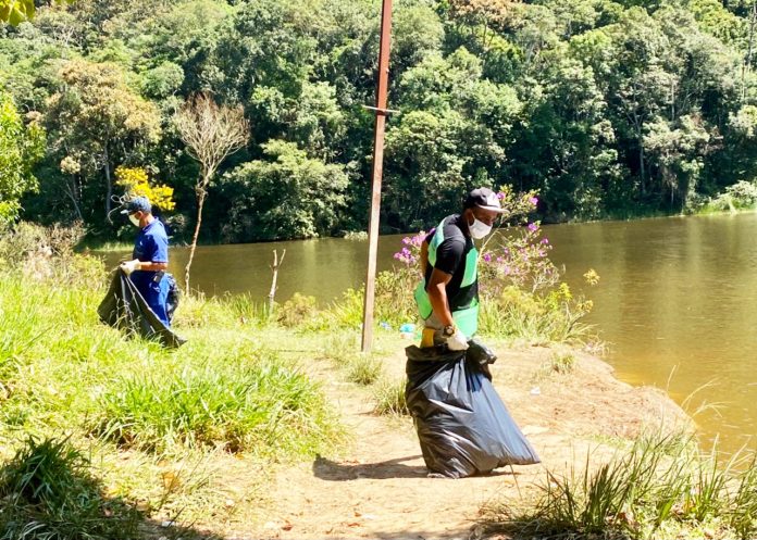 Objetos foram achados no Parque do Pedroso durante ação de limpeza realizada neste sábado. Foto: Divulgação/Semasa