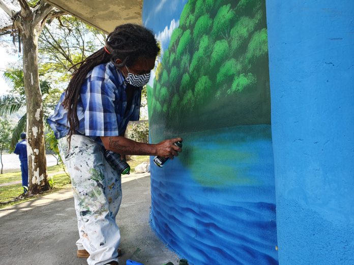 Os grafiteiros Marcos e Puma foram os responsáveis pela obra. Foto: Divulgação/Semasa