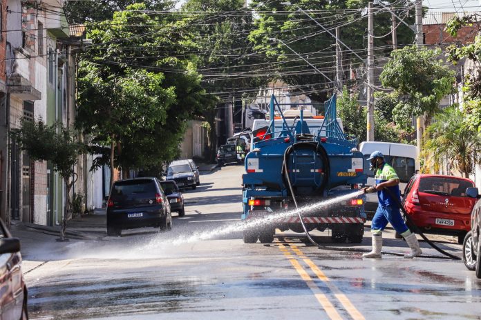 Sanitização das ruas. Foto: Letícia Teixeira/PMSCS