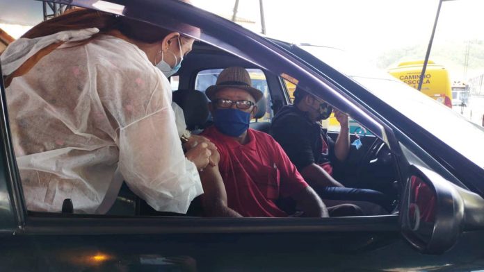O senhor Luiz José, de 81 anos foi vacinado no início da manhã desta segunda-feira, 01/03. Foto: Divulgação