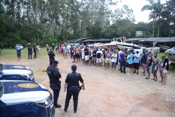 Jovens foram detidos após flagrante de festa clandestina em chácara às margens da Represa Billings; evento ocorreu em meio à pior fase da pandemia. Foto: Divulgação/PMSBC