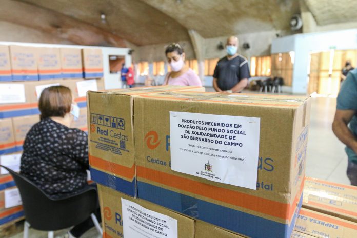 Kits de alimentos foram doados pela Scania e estão sendo distribuídos a transportadores escolares e monitores entre esta terça e quarta-feira (13 e 14/04). Foto:: Gabriel Inamine e Omar Matsumoto/PMSBC
