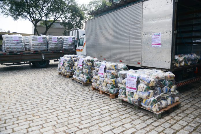 Kits de alimentos foram doados pela BASF e são destinados aos profissionais com cadastro na Secretaria de Serviços Urbanos. Foto: Ricardo Cassin/PMSBC