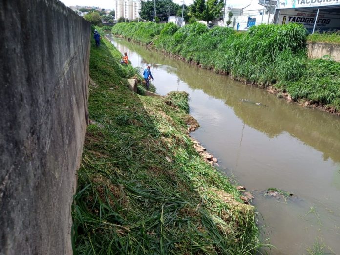 Manutenções preventivas acontecem ao longo de todo o ano nos cursos d'água do município. Foto: Divulgação/Semasa