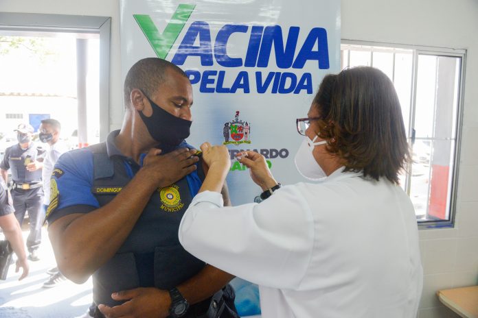 No primeiro dia de imunização, 294 agentes foram vacinados no município. Foto: Omar Matsumoto/PMSBC