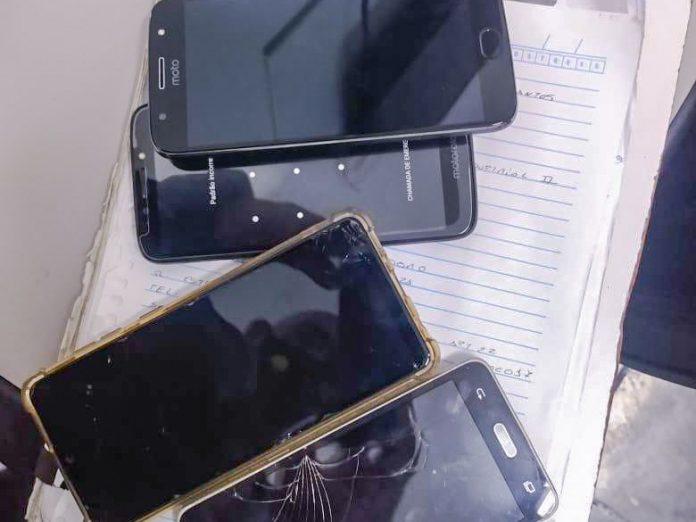 Aparelhos celulares que foram encontrados com os suspeitos. Foto: Divulgação/PSA