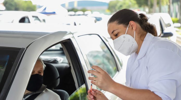 São Caetano imuniza idosos com 63 anos contra Covid-19 Vacinação na garagem municipal. Foto: Letícia Teixeira/PMSCS
