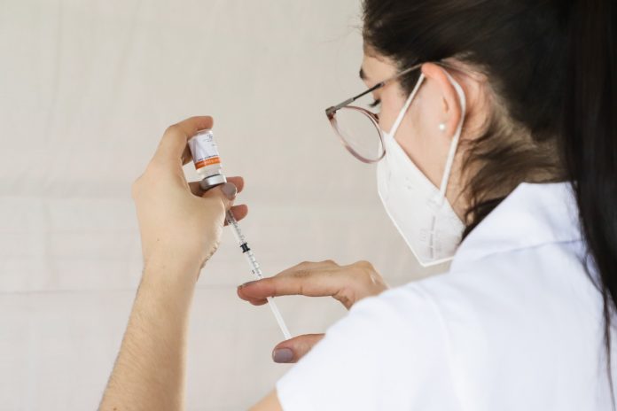 Profissionais devem fazer o cadastro antes de receberem o imunizante. Foto: Divulgação/PMSCS