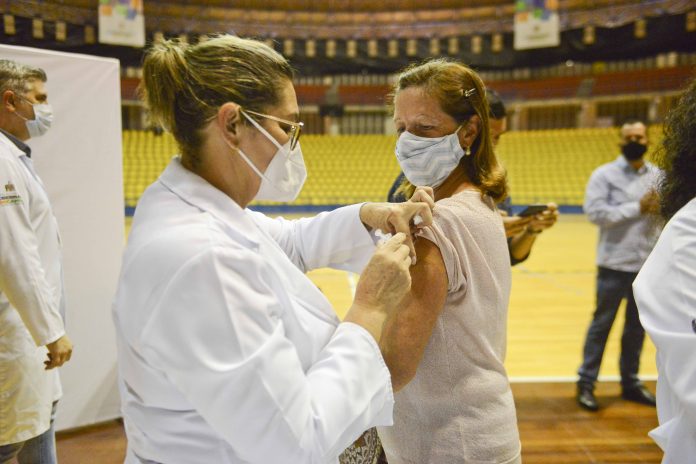 Vacinação no Ginásio Poliesportivo de São Bernardo. Foto: Ricardo Cassin/PMSBC