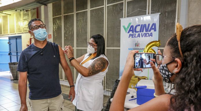 Profissionais da educação recebem 2ª dose amanhã, dia 4 Vacinação no Ginásio Poliesportivo. Foto: Ricardo Cassin/PMSBC