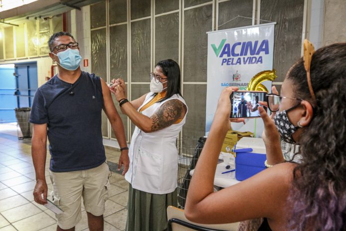 Vacinação no Ginásio Poliesportivo. Foto: Ricardo Cassin/PMSBC