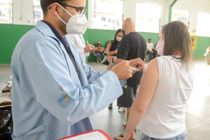 Desta vez, pessoas com comorbidades entre 45 e 49 anos serão imunizadas. Foto: Omar Matsumoto/PMSBC