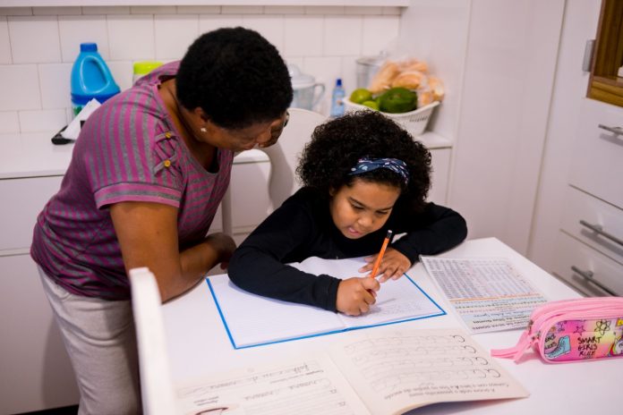 Por conta da pandemia, crianças e adolescentes estão estudando em casa, e alguns sintomas psicológicos podem surgir devido ao isolamento. Foto: Alex Cavanha/PSA