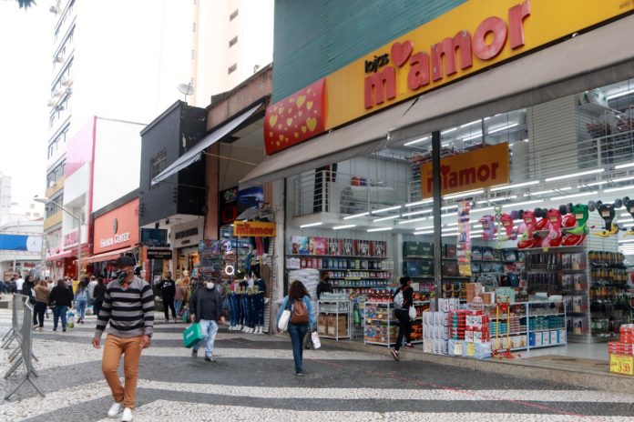 Comércio da Rua Coronel Oliveira Lima. Foto: Helber Aggio/PSA