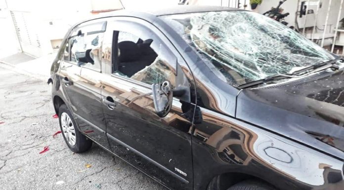 Homem é detido por tentativa de homicídio no Jardim São Caetano Carro da família foi depredado. Foto: Divulgação/PMSCS
