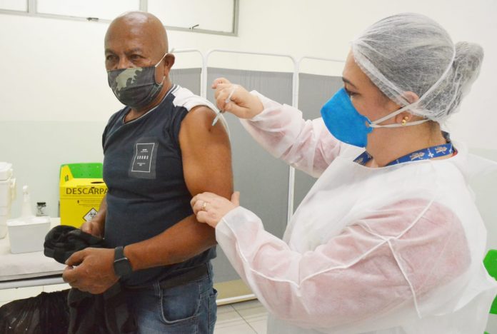 O aposentado Ruy Barbosa Evangelista recebeu a aplicação da vacina de número 300 mil. Foto: Angelo Baima/PSA