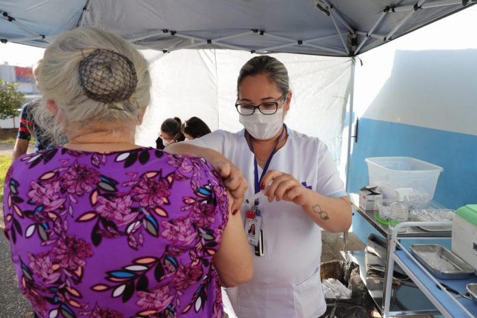 Imunização é voltada para idosos com 60 anos ou mais e professores. Foto: Alex Cavanha/PSA