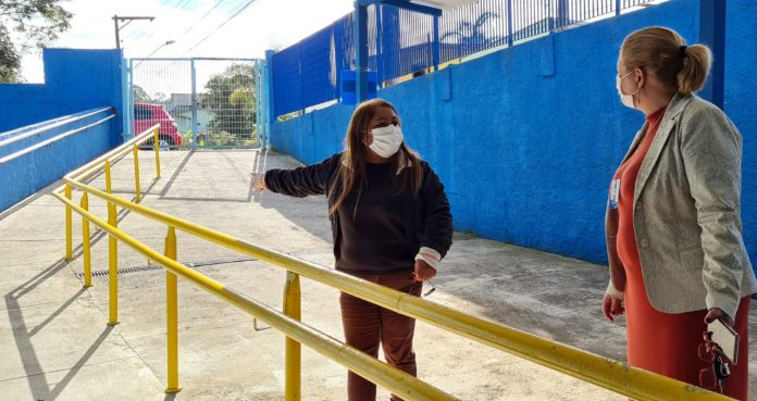 Secretária Rosi de Marco está visitando as escolas municipais para acompanhar ações e demandas prioritárias. Foto: Divulgação/PMRP