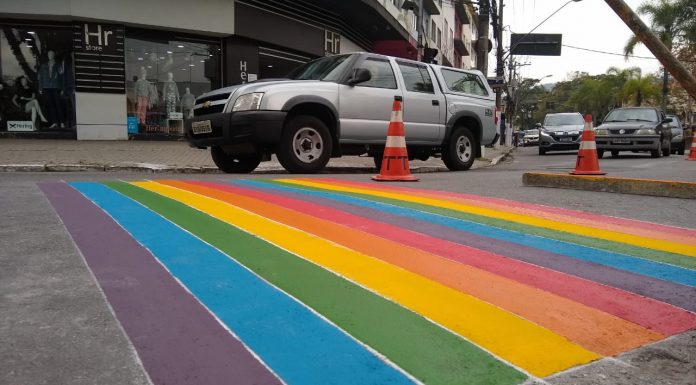 Vila do Doce celebra dia de Combate à LGBTFOBIA Faixa de pedestres foi pintada com as cores da bandeira LGBT. Foto: Divulgação/PMRP