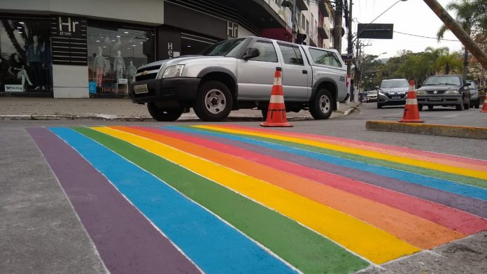 Faixa de pedestres foi pintada com as cores da bandeira LGBT. Foto: Divulgação/PMRP