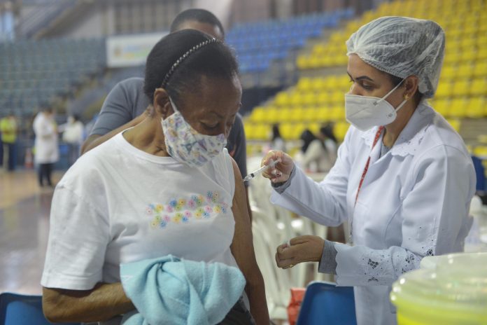Ação foi realizada no último sábado (05/06), por livre demanda, para todas as pessoas com a segunda dose da vacina em atraso. Foto: Gabriel Inamine/PMSBC