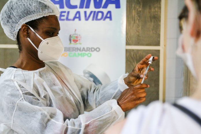 Público será imunizado com as novas doses dos imunizantes que chegaram ao município. Foto: Ricardo Cassin/PMSBC