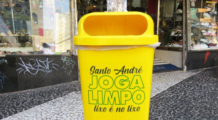 Lixeiras de Santo André têm novos adesivos para estimular descarte correto de resíduos Visual moderno faz referência a um dos 17 Objetivos de Desenvolvimento Sustentável, estabelecidos pela ONU. Foto: Divulgação/Semasa
