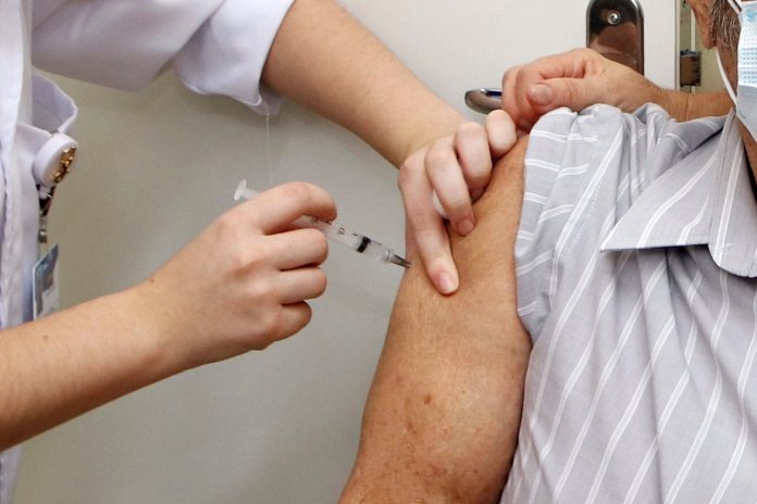 Imunização está disponível de segunda a sexta, das 8h às 17h, nas 32 unidades de saúde do município. Foto: Alex Cavanha/PSA