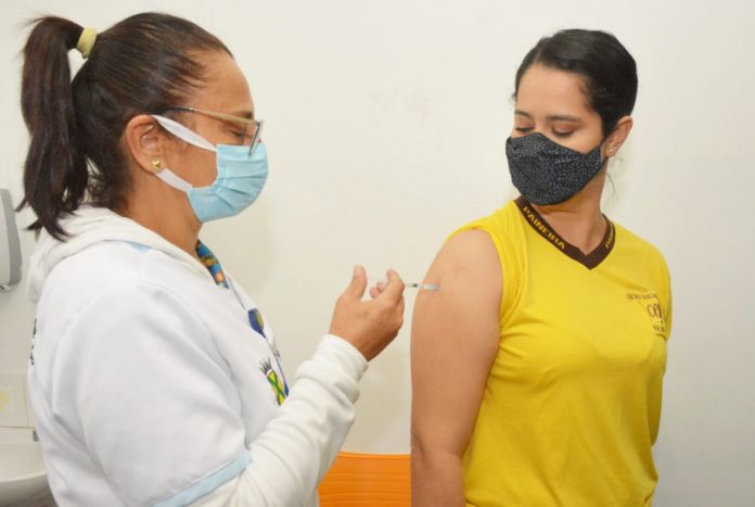 No local de vacinação, trabalhadores devem apresentar documento que comprove o vínculo ativo com a instituição de ensino. Foto: Angelo Baima/PSA