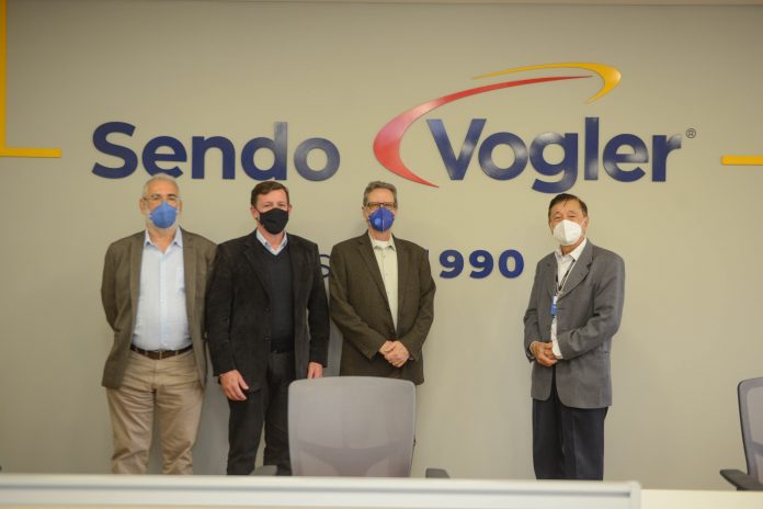 Prefeito Orlando Morando se reuniu com sócios proprietários da empresa. Foto: Ricardo Cassin/PMSBC