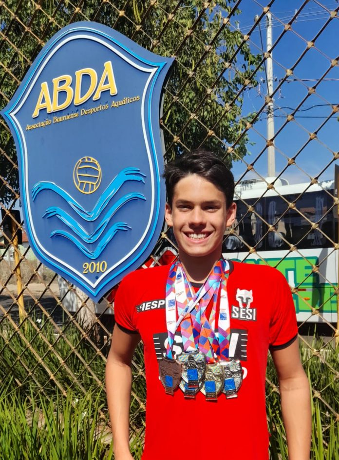 Enzo Ponteli é um nadador de 14 anos que subiu cinco vezes no pódio e garantiu terceiro lugar no Prêmio Eficiência. Foto: Divulgação