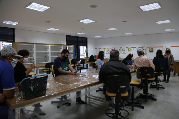Oficina de Texturas e Pinturas em Parede, com Cristiane Rosa (curso presencial na Estação Cultura). Foto: Regina Maria/Secult PMSCS