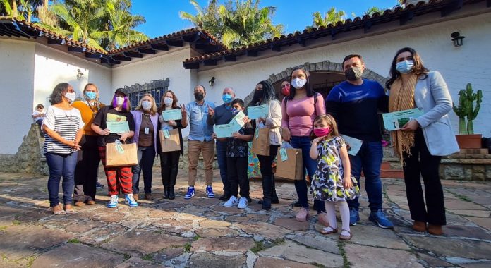 Kits com brinquedos, livros e doces foram entregues como reconhecimento e incentivo pela participação das crianças e suas famílias na atividade fotográfica. Foto: Divulgação/PMRP