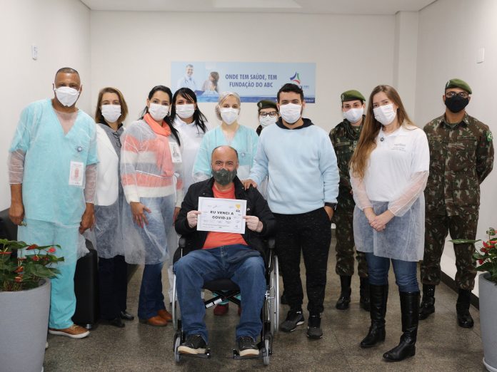 Paciente com a equipe médica. Foto: Divulgação/FUABC