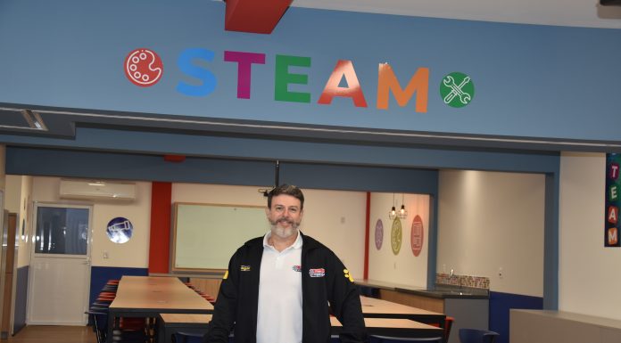 Colégio utiliza projeto Steam para ensinar Caio Zampol, supervisor do Ensino Médio. Foto: Divulgação